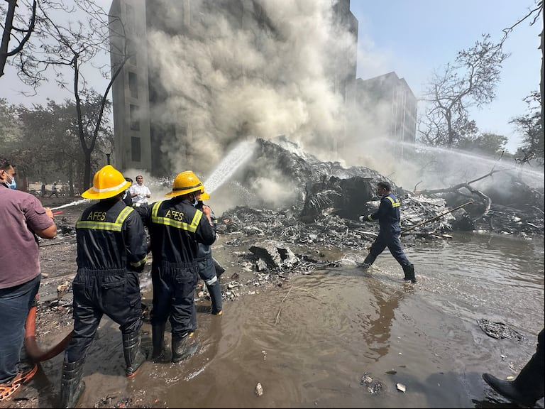 Bomberos trabajan en el lgar de la tragedia aérea. (Foto: REUTERS/Amit Dave).