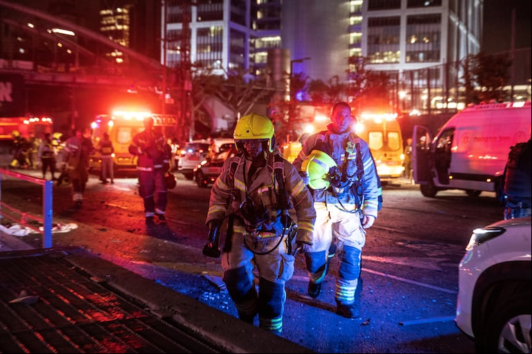 Bomberos trabajan en la zona donde impactó un misil de Irán en Tel Aviv, en Israel. (Foto: Reuters).