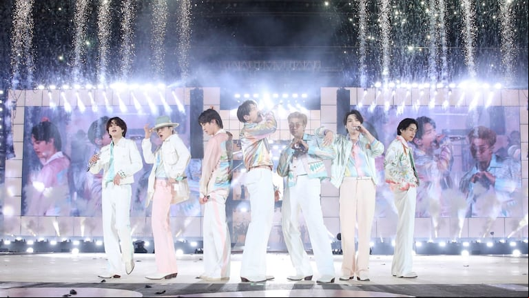BTS brillando sobre el escenario en  2022 (Foto: AFP).