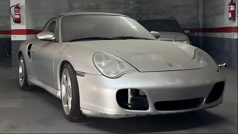 Diego y su equipo desinfectaron el Porsche con ozono para eliminar el moho acumulado. (Foto: captura de Instagram)