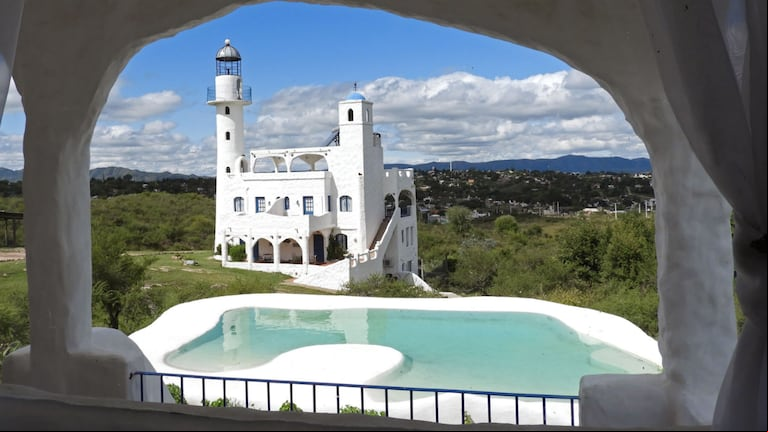 El faro entre las Sierras de Córdoba con una increíble vista (Foto: elfarodecarpier.com.ar).