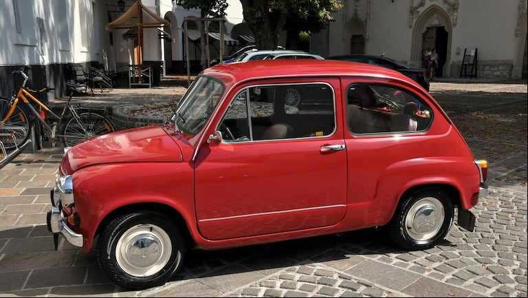 El icónico Fiat 600, conocido cariñosamente como "Fitito", es un símbolo de la industria automotriz argentina desde la década de 1960, representando la movilidad y el espíritu práctico de su época. (Foto: Adobe Stock)