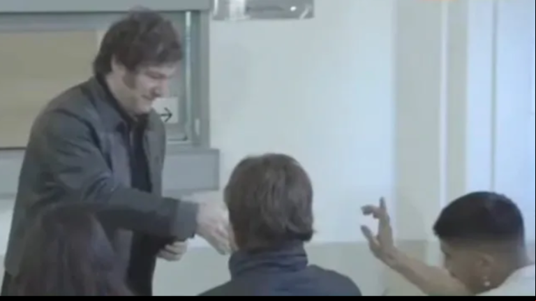 El incómodo momento que vivió Javier Milei cuando fue a votar: un fiscal de mesa le negó el saludo. (Foto: captura)