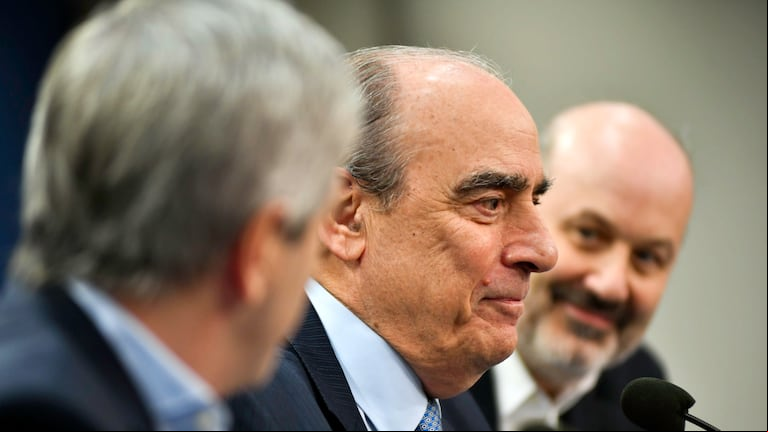 El jefe de Gabinete, Guillermo Francos, rodeado por los ministros de Economía, Luis Caputo, y de Desregulación y Transformación del Estado, Federico Sturzenegger. (Foto archivo: NA)