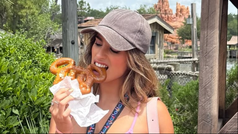El look coquette de Julieta Poggio para pasear por Disney World con sus hermanas. (Foto: Instagram/@poggiojulieta).