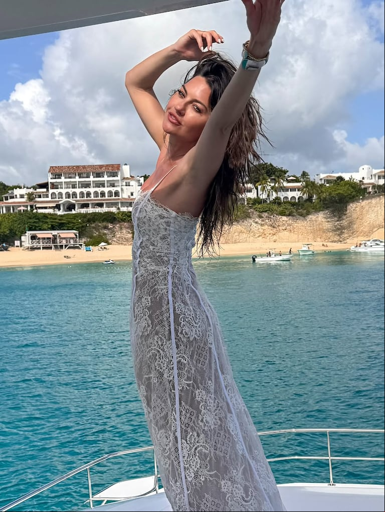 El look de Sofía "Jujuy" Jiménez para pasear en un yate. (Foto: Instagram/@sofijuok)