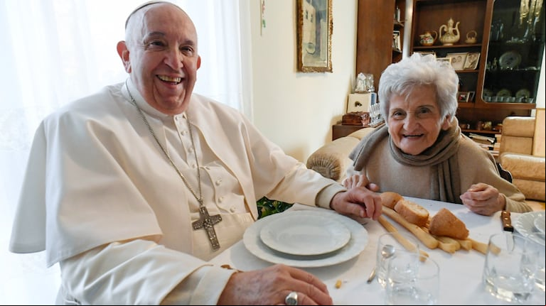 El papa Francisco con su prima Carla Rabezzana, en su casa de Portacomaro, en el Piemonte, durante una visita privada en 2022. (Foto: AFP/Vatican Media).