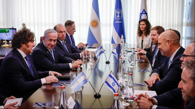 El presidente Javier Milei en una reunión con el primer ministro de Israel, Benjamin Netanyahu, y sus comitivas. (Foto: X @KnessetENG)
