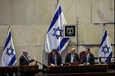 El presidente Javier Milei estuvo el miércoles 11 junto al primer ministro de Israel, Benjamin Netanyahu, y al presidente de ese país, Isaac Herzog, en el Parlamento en Jerusalem. (Foto: REUTERS/Ronen Zvulun)