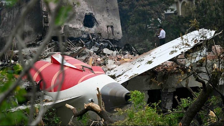 Estudiantes de medicina almorzaban cuando el avión de Air India chocó contra su comedor: al menos 4 murieron