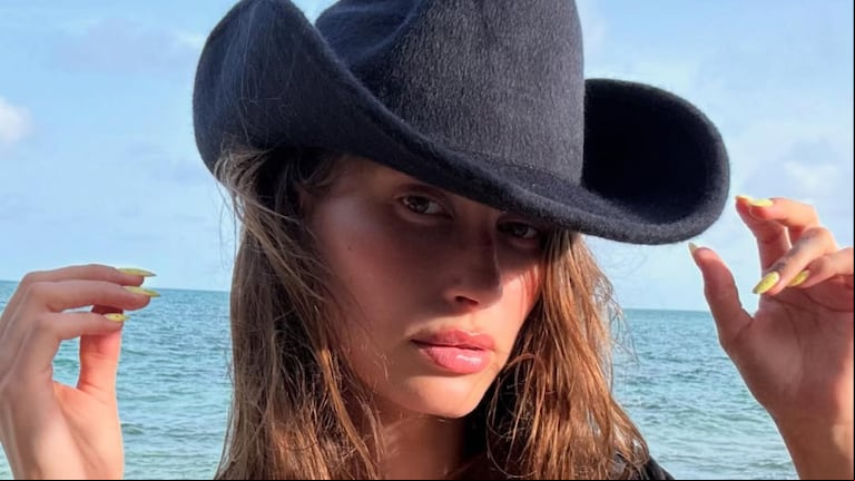 Hailey Bieber protagoniza su campaña beauty en microbikini total black y sombrero cowboy
