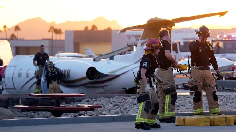 Video: un jet privado perdió el control, chocó con otro en el aeropuerto de Arizona y hay al menos un muerto
