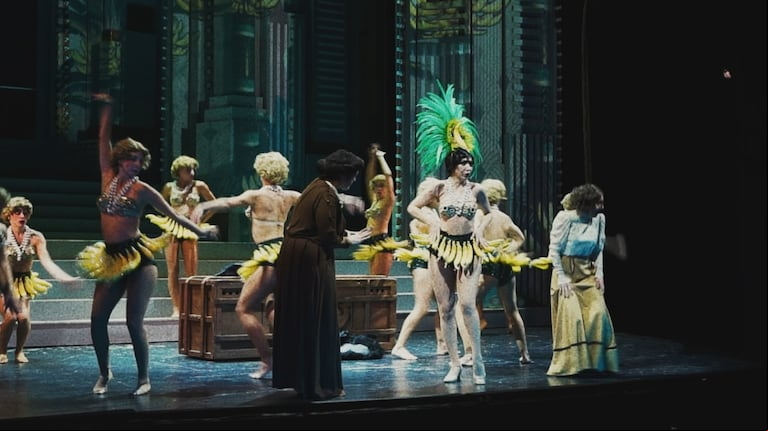 Con plumas y lentejuelas, el Teatro Nacional Cervantes abre la temporada con un homenaje a la revista porteña