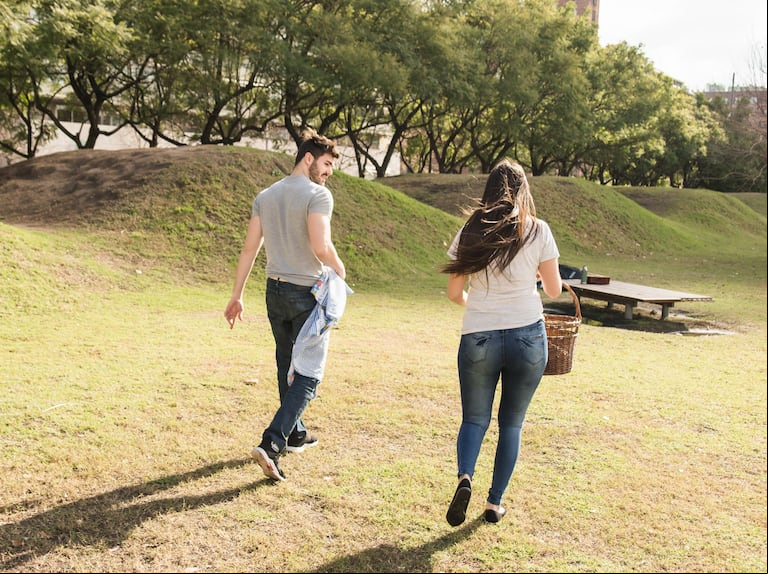 La ciencia lo confirma: pasar tiempo al aire libre es una terapia natural que tu cerebro agradece. (Foto: Freepik)