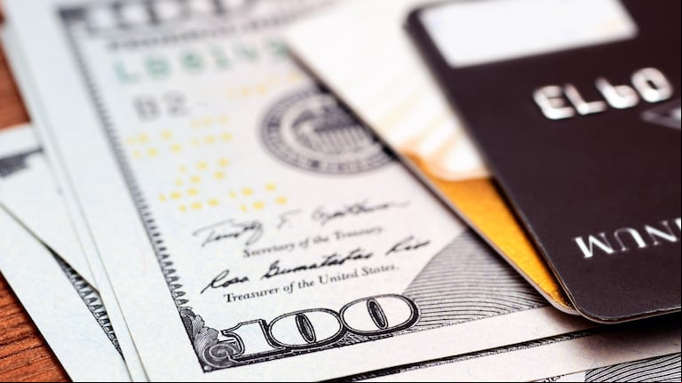 La cotización, banco por banco, del dólar solidario y el dólar tarjeta para este 13 de junio. (Foto: Adobe Stock)