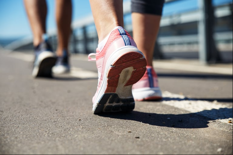 Las caminatas favorecen la salud. (Foto: Adobe Stock)