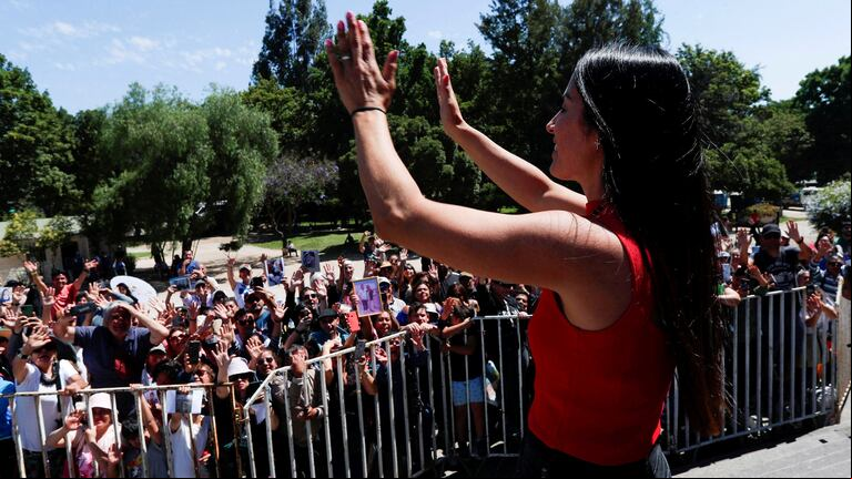 Leda Bergonzi, conocida como "La Sanadora de Rosario", saluda a la multitud al llegar para llevar a cabo una ceremonia para los creyentes en el Templo Votivo, en el área de Maipú, Santiago, Chile. (Foto: Reuters / Francisco Paredes Sierra)