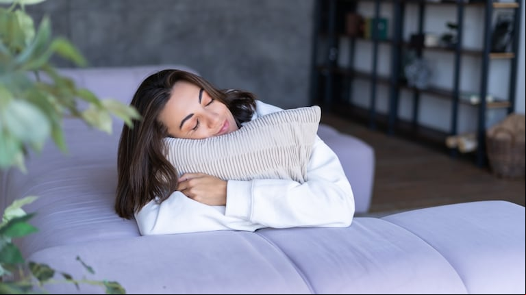 Los expertos recomiendan dormir de un lado específico. (Foto: Adobe Stock)