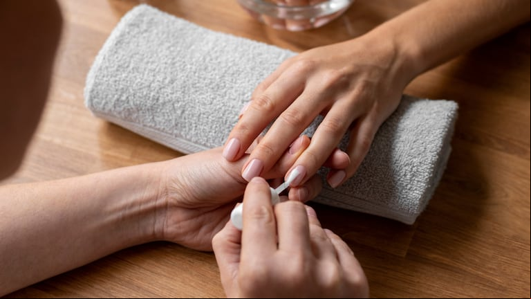 Ni esmalte ni gel: la técnica que deja las uñas brillantes y perfectas todo el mes (Foto: Freepik).