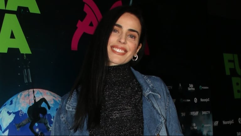 Priscila Crivocapich con look total denim en la noche porteña. (Foto: Movilpress)