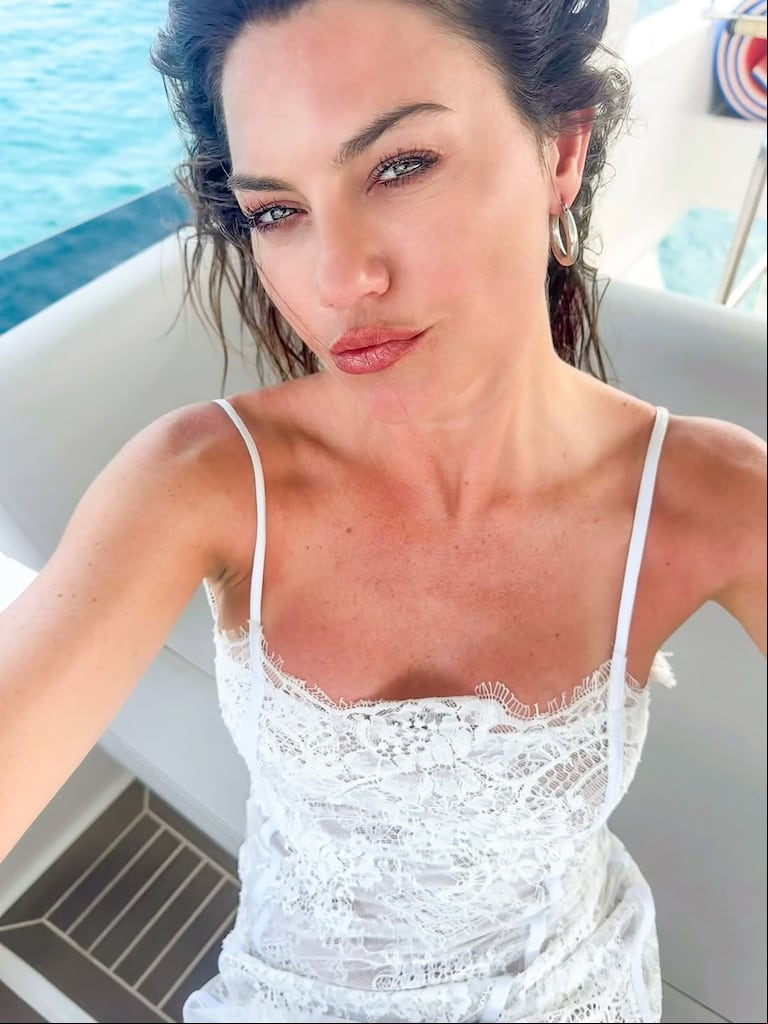 Sofía "Jujuy" Jiménez con vestido blanco en un yate. (Foto: Instagram/@sofijuok)