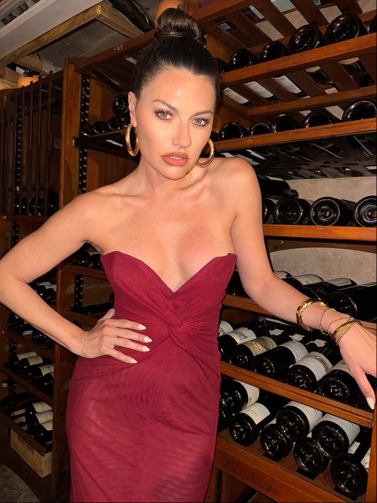 Sofía "Jujuy" Jiménez eligió un look borgoña. (Foto: Instagram/@sofijuok)