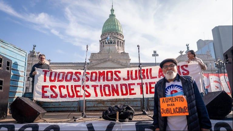 Un senador gana 25 veces más que un jubilado. (Foto: Leandro Heredia / TN)