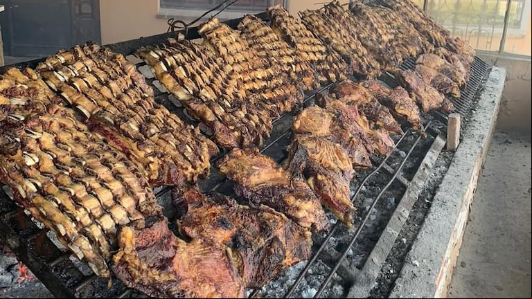 Una parrilla desbordante en el restaurante Santa Victoria, uno de los recomendados por TripAdvisor en Tomás Jofré. Foto: Instagram @
santavictoriadejofre.