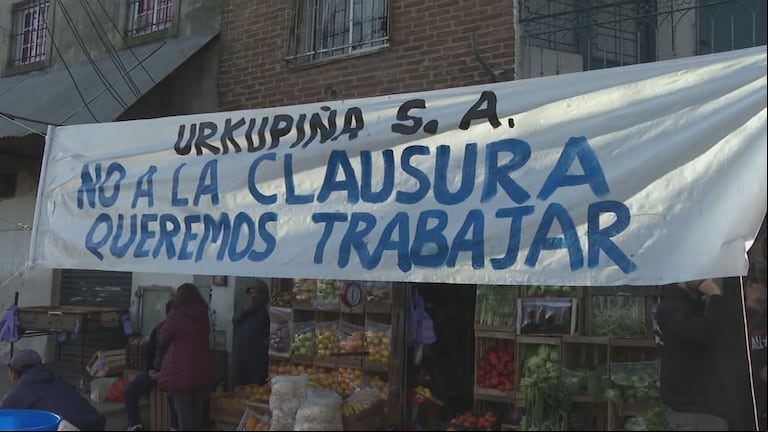 Uno de los carteles que colgaron los trabajadores que piden que reabran la feria. (Foto: TN)