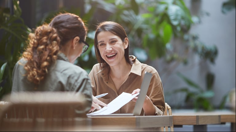 Viajar al país donde se habla el idioma que se estudia es importante. (Foto: Adobe Stock)