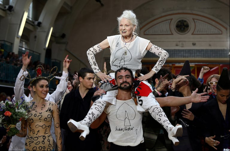 Vivienne Westwood al finalizar uno de sus desfiles en Londres. (Foto: REUTERS/Neil Hall/File Photo)